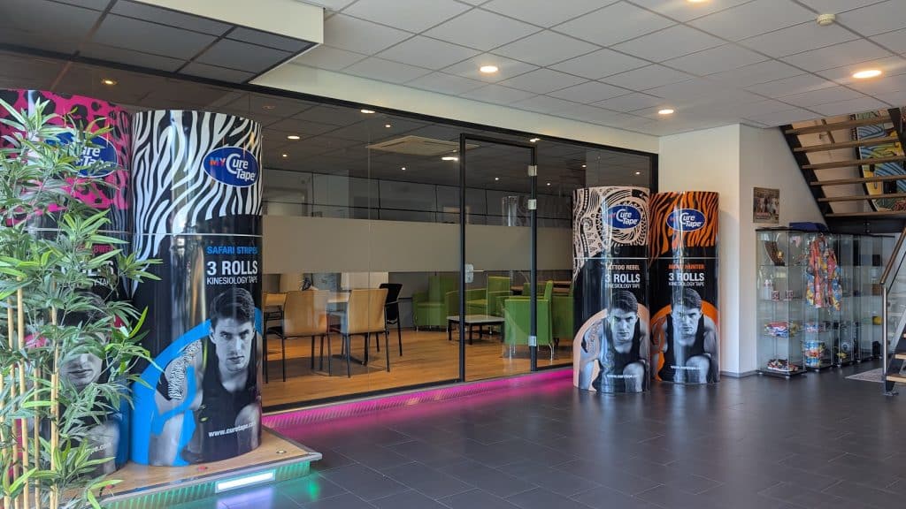 FysioTape showroom met CureTape-displays